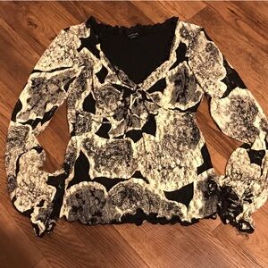 INC Black and creamy White top 70’s top 80’s medium stretchy fitted small